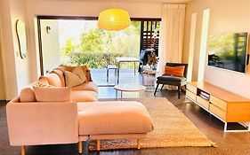 Cosy Apartment At North Shore Village Twin Waters - Private Garden - 2 Min Walk To Beach & River